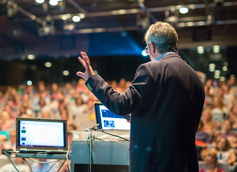 Delanoye-Strategies_professional-male speaker-on-stage Delanoye-Strategies_professional-male speaker-on-stage
